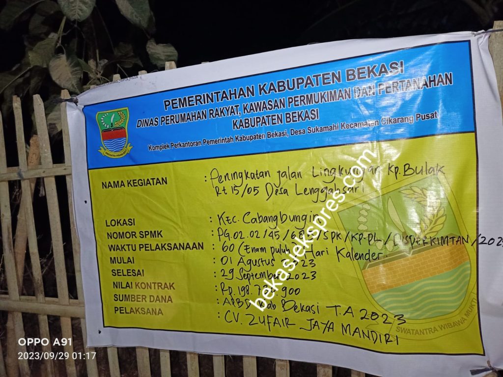 Papan proyek Peningkatan Jalan Lingkungan Kampung Bulak RT 15 RW 05 Desa Lenggahsari, Kecamatan Cabangbungin menelan APBD Kabupaten Bekasi Tahun Anggaran 2023 sebesar Rp.198.730.900. 