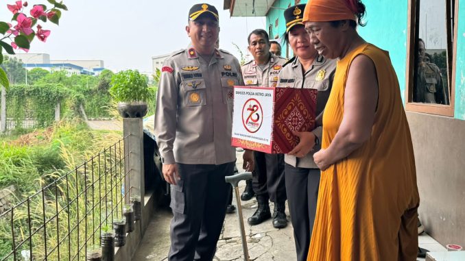Aksi Polsek Cikarang Barat Dalam Bagikan Bantuan Sosial