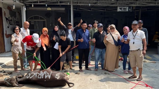 Anggota DPRD Kabupaten Bekasi Saat Prosesi Penyembelihan Hewan Qurban